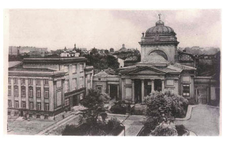 The building of the Jewish Historical Institute, at left, flanked by the Great Synagogue (photo from 1943).